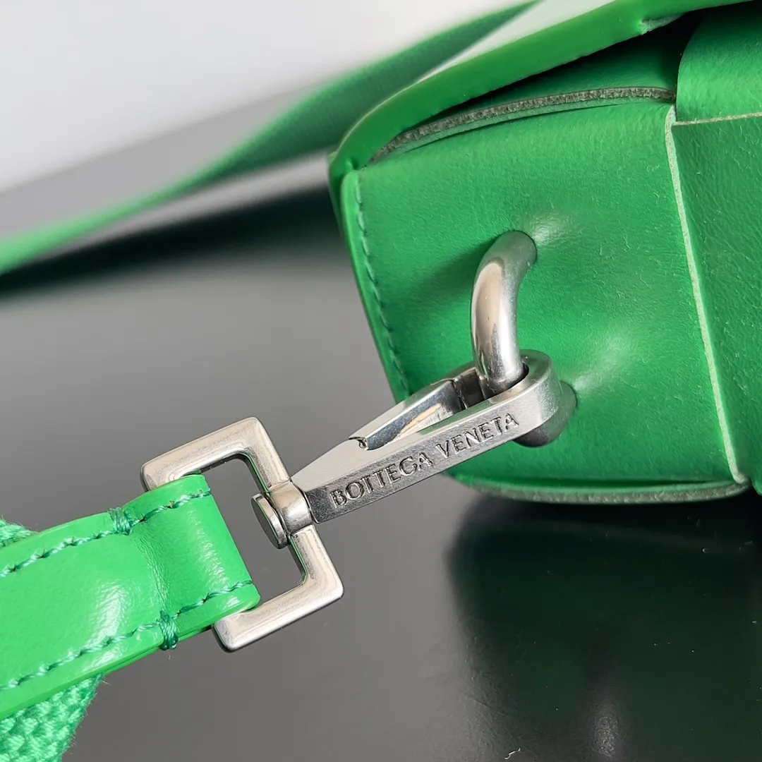Batch 2120 bv two-in-one cassette bag has a more casual and casual cool. The leather is stiff and has a slight leather luster. Different colors are available. 🙈 The crossbody bag that handsome guys love to carry when going out is super handsome. It is fashionable and fashionable~ The capacity is very sufficient for daily commuting. The small bag can hold headphones. One bag is multi-purpose! ! Style number: 741777 Size: 26*16*6.5cm
